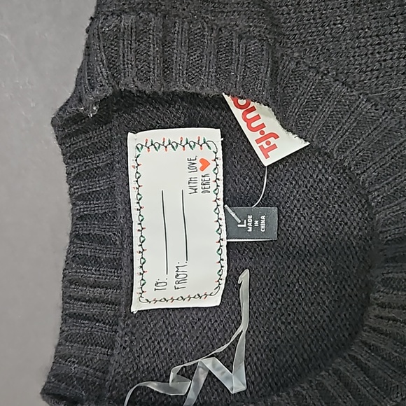 Christmas KISS ME Sweater - Picture 7 of 8